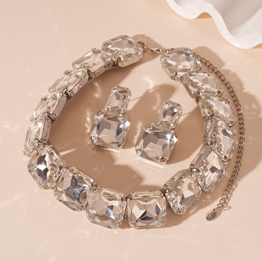 Fashion earrings and necklace - Image 7