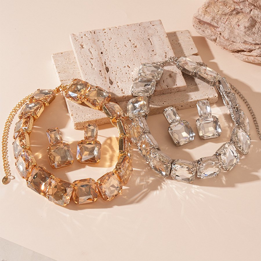 Fashion earrings and necklace - Image 4