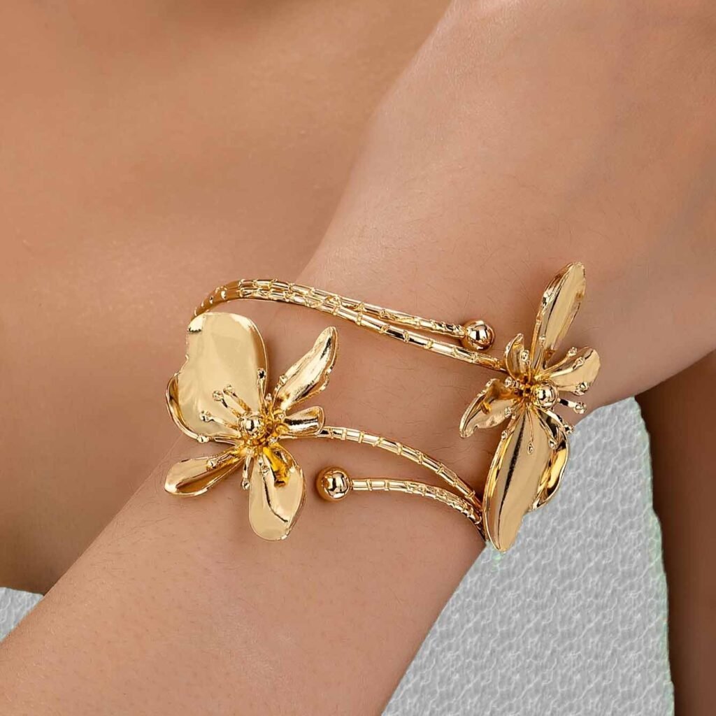 Elegant Golden Flower Opening Metal Bracelet Armband