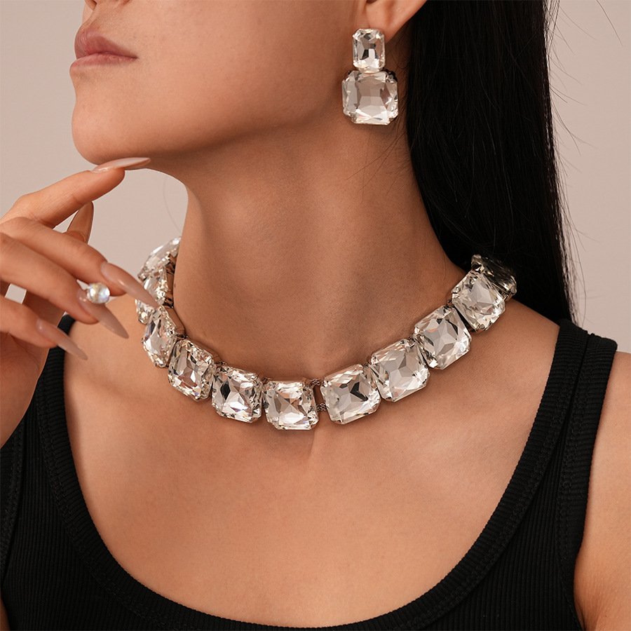 Fashion earrings and necklace - Image 3