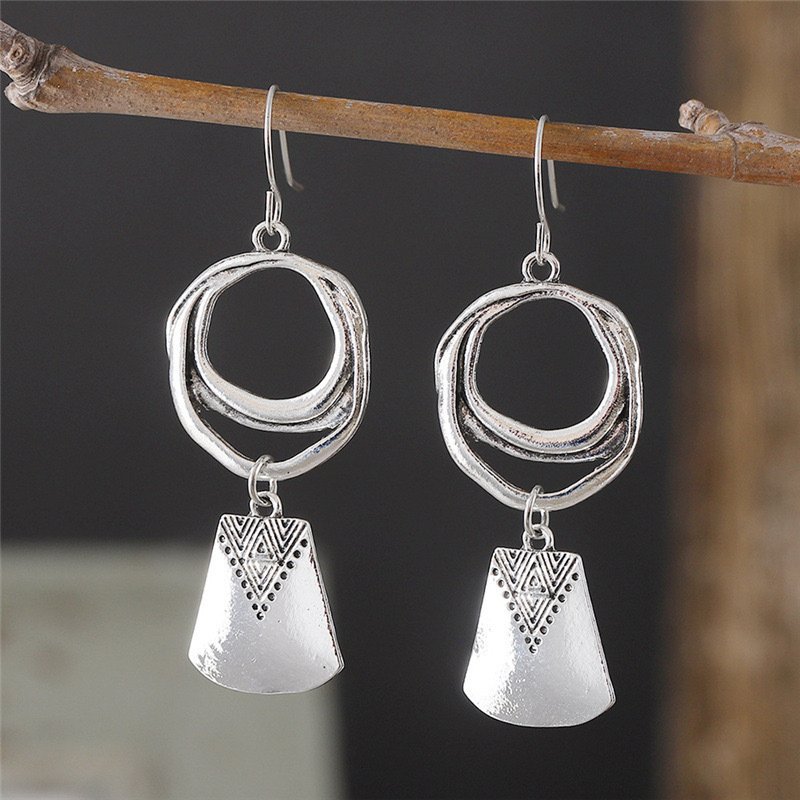 Ethic inspired earrings in silver alloy