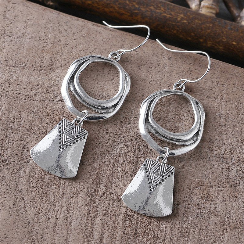 Ethic inspired earrings in silver alloy - Image 2