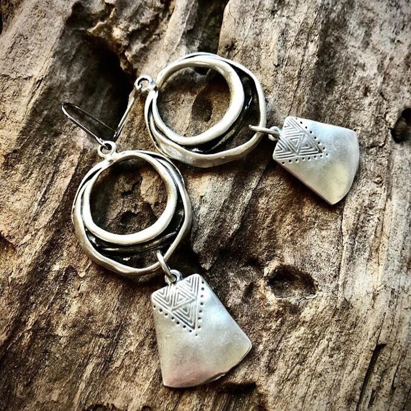 Ethic inspired earrings in silver alloy - Image 4