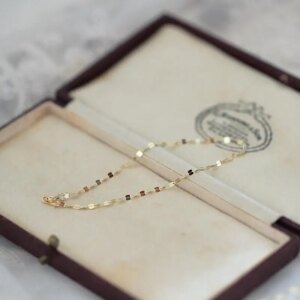 14K Gold Minimalist Bracelet, Shining Lips & Design, Hypoallergenic Jewelry for Women ok1015