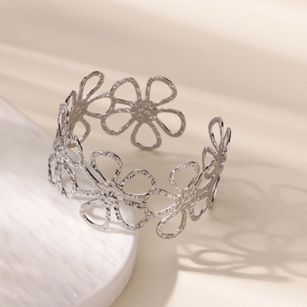 Vintage Stainless Steel Flower Bangles For Women Gold Color Fashion Open Flower Cuff Bracelets Bangle Party Jewelry Gift 2025 Vintage Stainless Steel Flower Bangles For Women Gold Color Fashion Open Flower Cuff Bracelets Bangle Party Jewelry Gift 2025