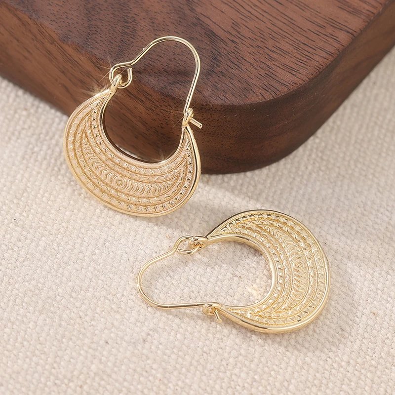 Bohemian Style Hand Carved Textured Golden Plated Hoop Earrings for Women Vintage Exquisite Festival Jewelry Accessories Crafts