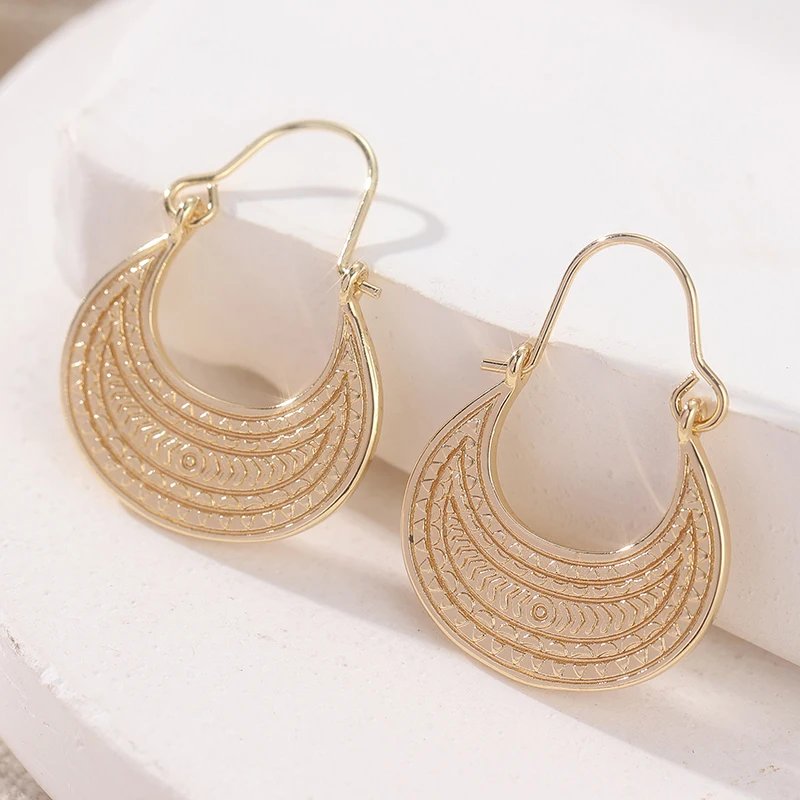 Bohemian Style Hand Carved Textured Golden Plated Hoop Earrings for Women Vintage Exquisite Festival Jewelry Accessories Crafts