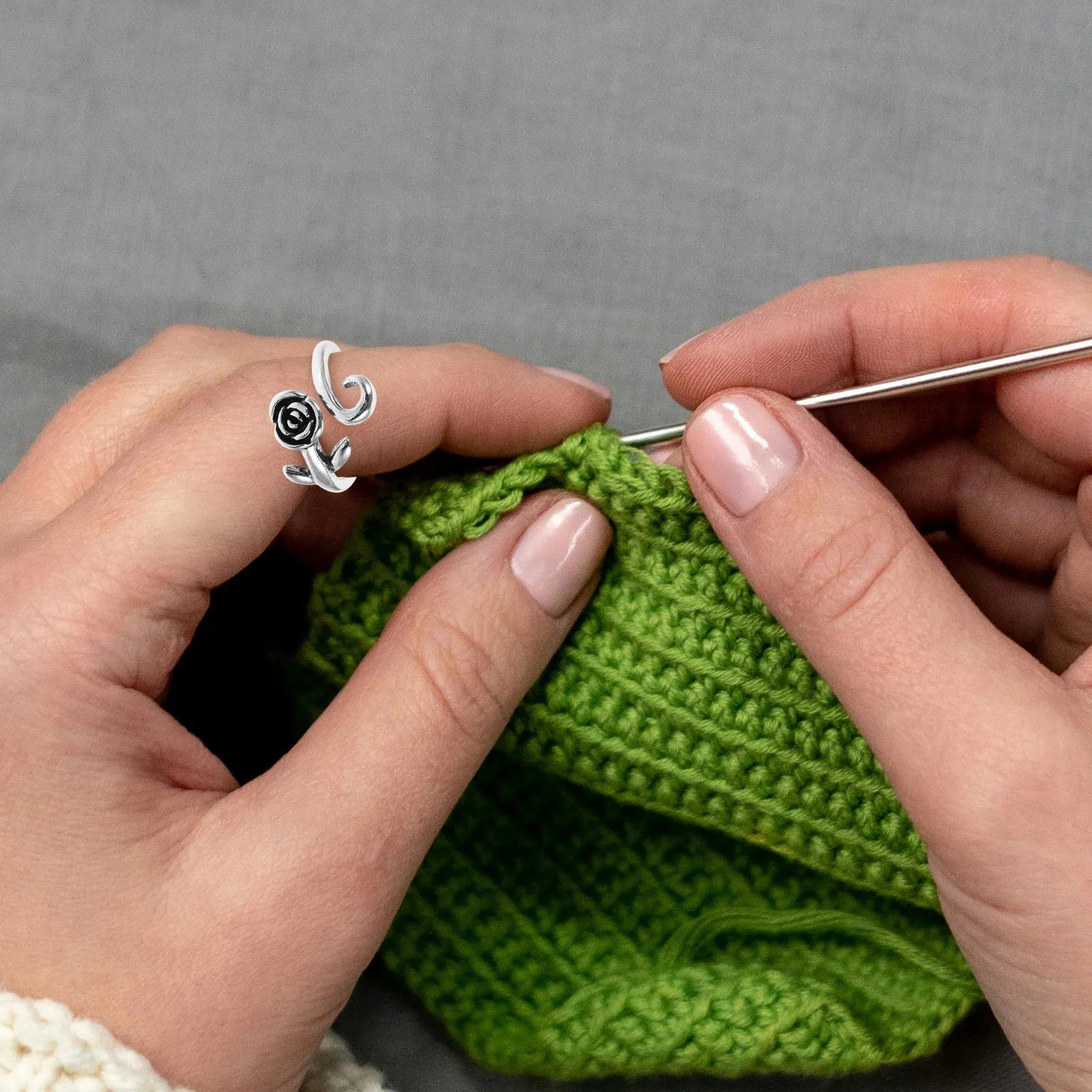 4Pcs Professional Metal Crochet Finger Rings Adjustable Yarn Tension Control Tool for Knitting Crocheting Finger Protection 4Pcs Professional Metal Crochet Finger Rings Adjustable Yarn Tension Control Tool for Knitting Crocheting Finger Protection