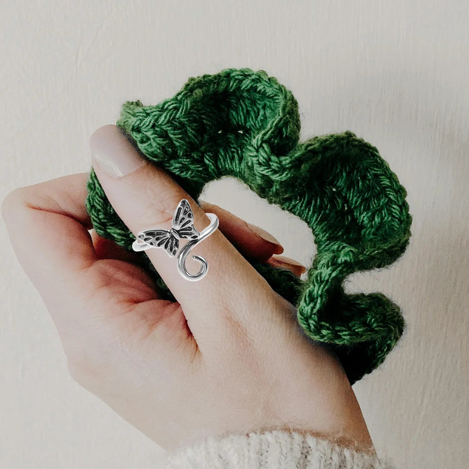 4Pcs Professional Metal Crochet Finger Rings Adjustable Yarn Tension Control Tool for Knitting Crocheting Finger Protection 4Pcs Professional Metal Crochet Finger Rings Adjustable Yarn Tension Control Tool for Knitting Crocheting Finger Protection